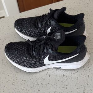 Nike Black and White Pegasus 39 size 7 women’s
